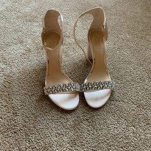 Size 8.5 brand new  Jewel Badgley Mischka heels.